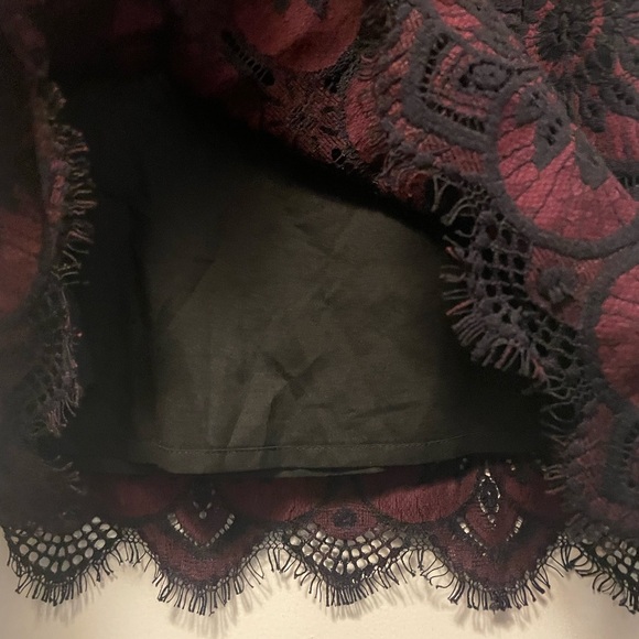 Banana Republic Sleeveless Shirt Burgundy with Lace Overlay Size Small Petite - Picture 5 of 10